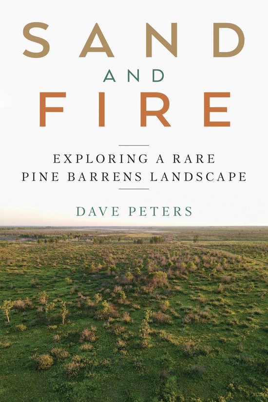 Couverture du livre 'Sand and Fire' avec une vue panoramique sur un paysage verdoyant de Pine Barrens au crépuscule.