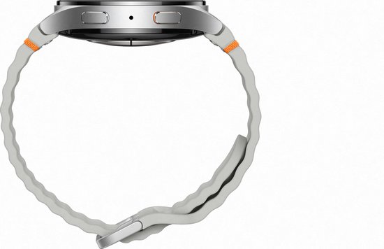 Zilverkleurige Samsung Galaxy Watch7, zijaanzicht, met witte geribbelde band en oranje accenten.