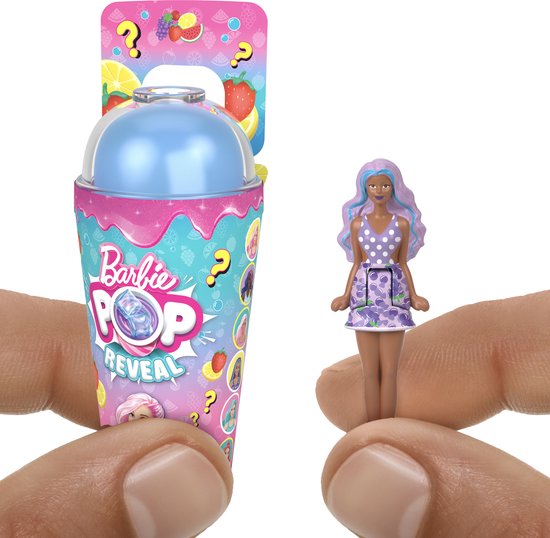 Een miniatuur Barbiepop met paars haar en een paarse outfit naast de verpakking van een verrassingsbeker.