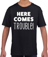 Here comes trouble tekst t-shirt zwart kids XS (104-116)