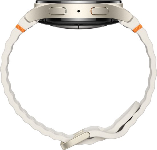 Zijaanzicht van een crèmekleurige smartwatch met wit bandje.