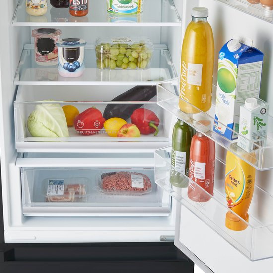 Binnenkant van een open koelkast met groenten, fruit, zuivel, frisdrank en saus.