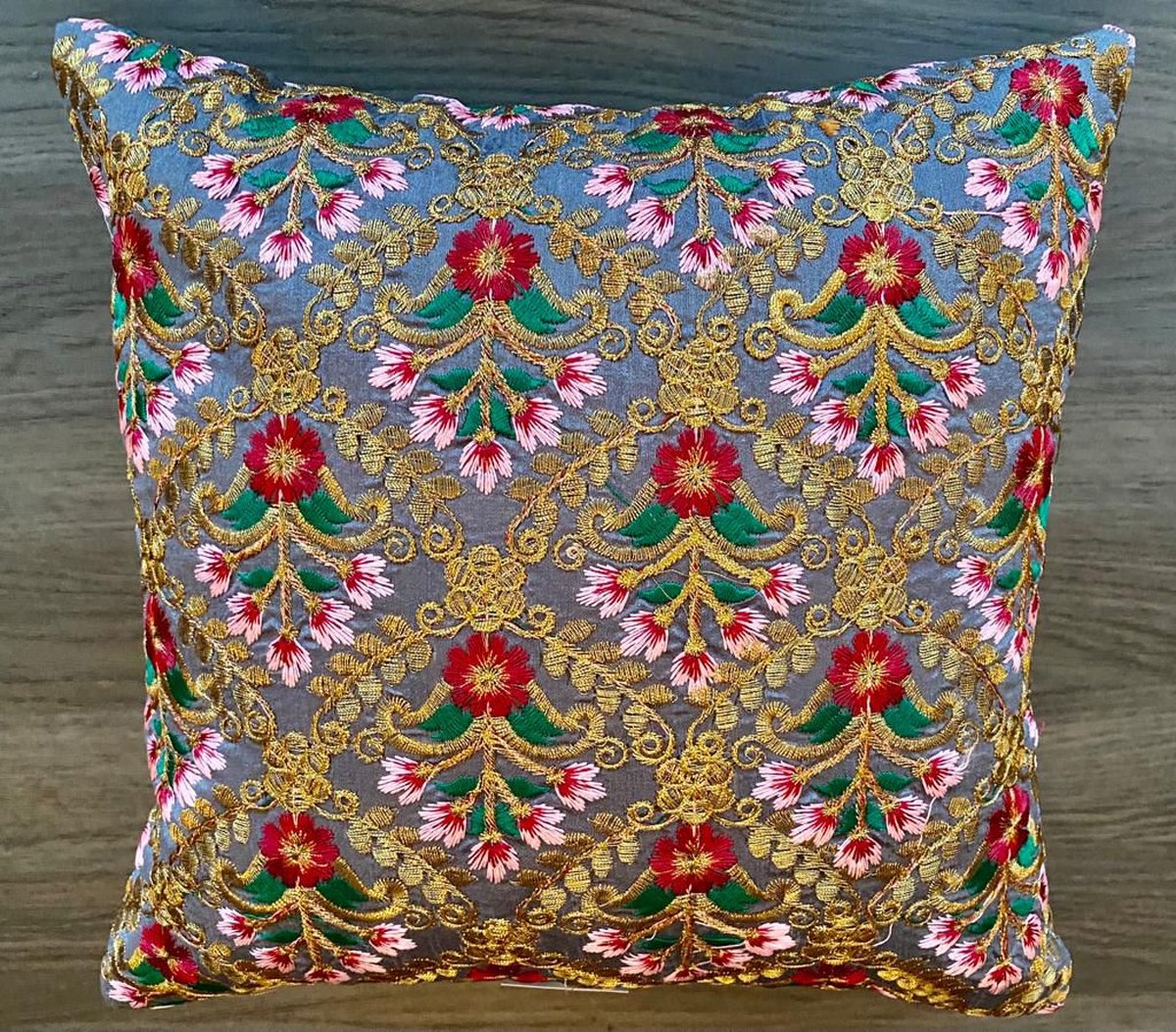 Kussens woonkamer - kussenhoes 30 x 30 cm - kussensloop - sierkussens - cushion cover - katoensilk - Kussenhoesjes - 2 stuks - etnisch Indiaas - borduurwerk - embroidery