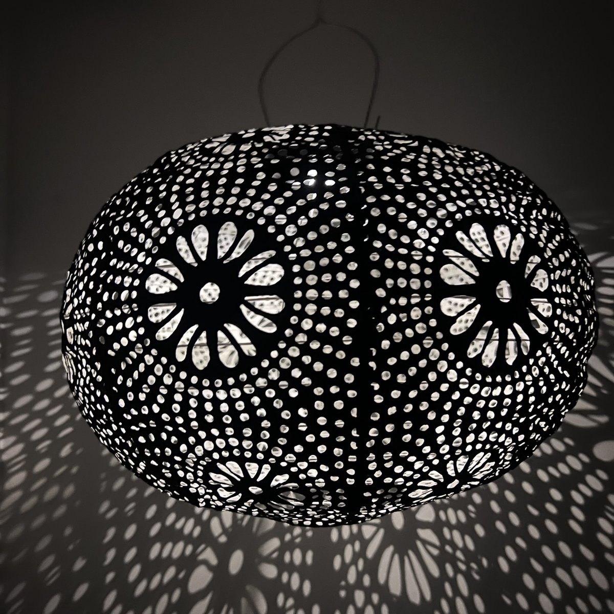 Solar lampion met motief – ovaal - 35 b x 25 h – zwart - tuinverlichting - zonne energie - buitenlamp