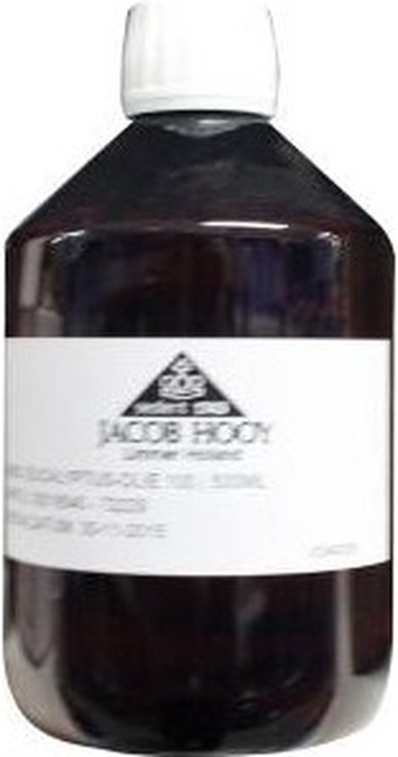 Jacob Hooy eucalyptusolie in een donkere fles van 500 ml met een wit etiket.