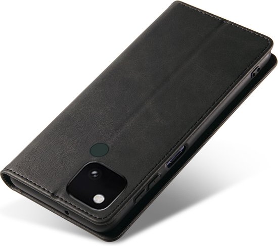 Zwart kunstleren telefoonhoesje met magnetische sluiting, opengeklapt en gericht naar de kijker.