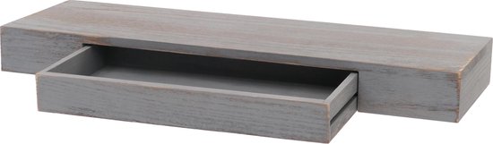 Een grijze, verweerde houten wandplank met een uitgetrokken lade, geïsoleerd op een witte achtergrond.