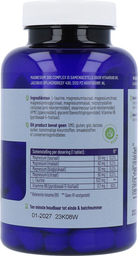 Achterkant van een blauwe pot met een wit deksel met een etiket waarop ingrediënten en voedingswaarde staan.