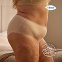 Zij-aanzicht van een vrouw in crèmekleurig slipje, dermatologisch getest.