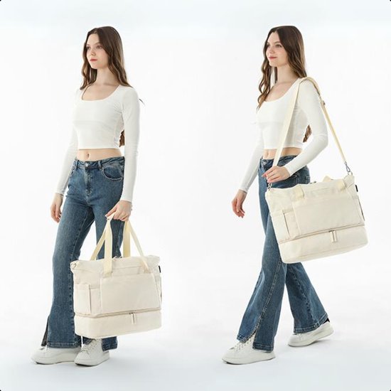 Model met crèmekleurige weekendtas in de hand en over de schouder gedragen.