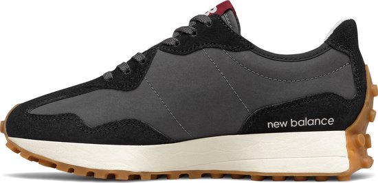 Zwarte New Balance 327 sneaker met crèmekleurig 'N' logo en gumkleurige zool. 'new balance' tekst op de zijkant.