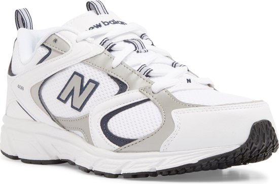 Witte New Balance 408 sneaker met marineblauwe en grijze accenten, mesh details en een 'N' logo.