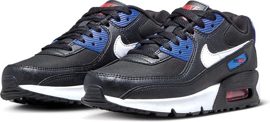 Zwarte Nike Air Max 90 sneakers met witte zolen, blauwe en rode accenten.