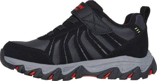 Zwarte lage sneaker met grijze lijnen en rode accenten op de zool, klittenbandsluiting met "SKECHERS ADVENTURE" opdruk.