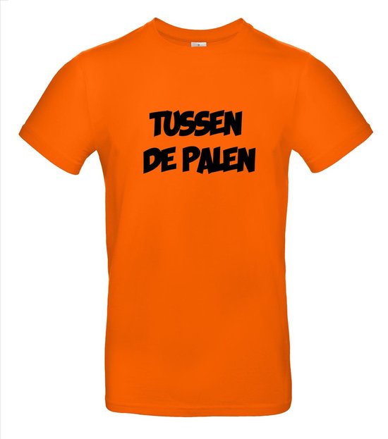 Oranje T-shirt met de zwarte tekst "TUSSEN DE PALEN" in blokletters.