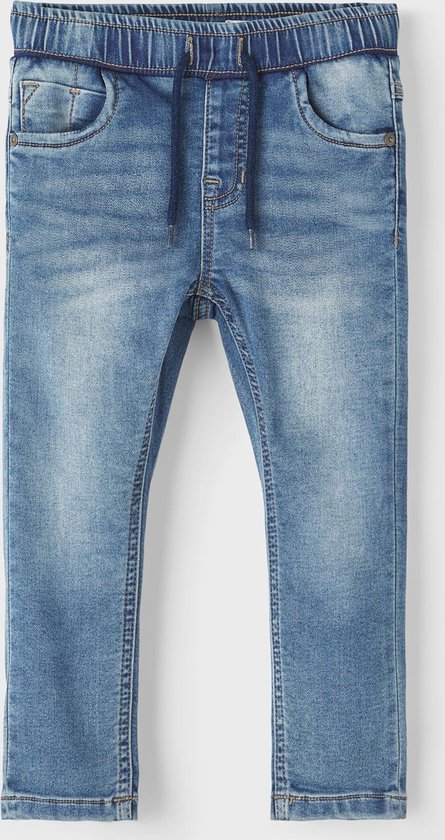 Lichtblauwe spijkerbroek met elastische tailleband, trekkoord en steekzakken.