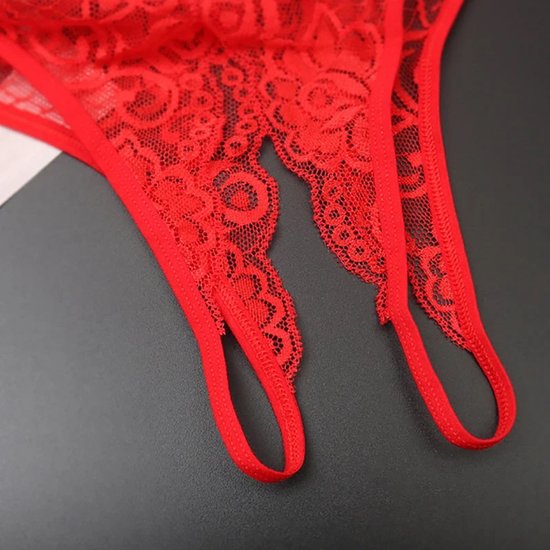String rouge en dentelle avec entrejambe ouvert, détail des boucles sur le côté.