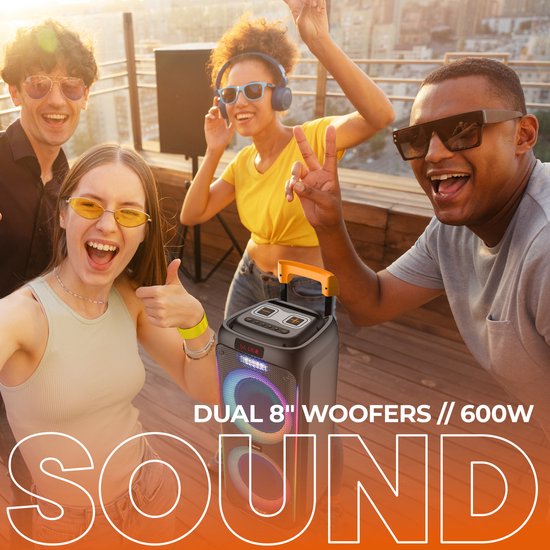Denver Bluetooth speaker met dubbele woofers met discolichten, met feestende mensen op de achtergrond. Tekst 'DUAL 8" WOOFER // 600W SOUND'.