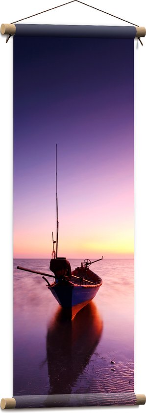 Textielposter - Vissersboot op Grote Open Oceaan tijdens de Avondzon - 30x90 cm Foto op Textiel
