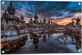 Tuinposter – Verzameling Stenen Grote Buddha Beelden bij Ondegaande Zon - 75x50 cm Foto op Tuinposter (wanddecoratie voor buiten en binnen)