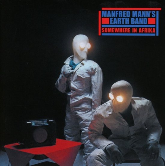 Twee figuren in witte overalls en maskers met gloeiende ogen. Rechts Manfred Mann's Earth Band 'Somewhere in Afrika'.
