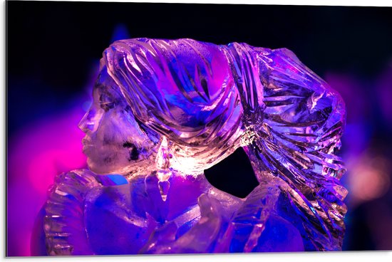 Dibond - IJssculptuur tegen Paars- Blauw Licht - 75x50 cm Foto op Aluminium (Wanddecoratie van metaal)