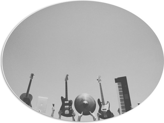PVC Schuimplaat Ovaal - Verschillende Muziekinstrumenten in Handen van Mensen (Zwart- wit) - 68x51 cm Foto op Ovaal (Met Ophangsysteem)