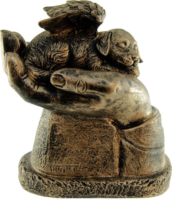 Bronzen beeld van een slapende hond met vleugels op een hand, rustend op een sokkel.
