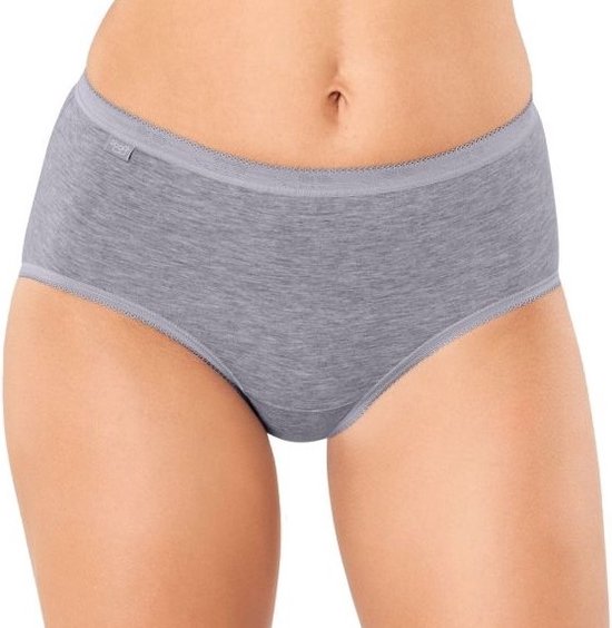 Grijze midi slip gedragen door een model, met decoratieve rand aan de tailleband.