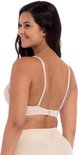 Nude bh met verstelbare bandjes en sluiting aan de achterkant, gedragen door een model.