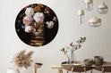 Ronde muurcirkel met kat met bloemenkrans, in een eetkamer.