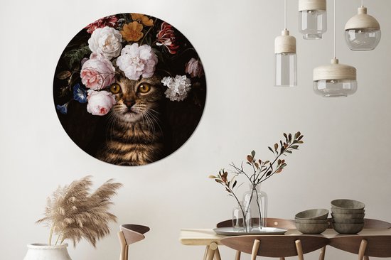 Ronde muurcirkel met kat met bloemenkrans, in een eetkamer.