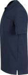 Zijaanzicht van donkerblauw katoenen poloshirt met korte mouwen, borstzakje en split aan de zijkant.