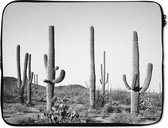 Laptophoes 17 inch - Cactussen - Zwart wit - Natuur - Landschap - Laptop sleeve - Binnenmaat 42,5x30 cm - Zwarte achterkant