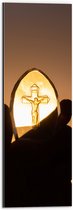 Dibond - Doorzichtige Steen met Christelijk Kruis tegen het Zonlicht - 20x60 cm Foto op Aluminium (Wanddecoratie van metaal)