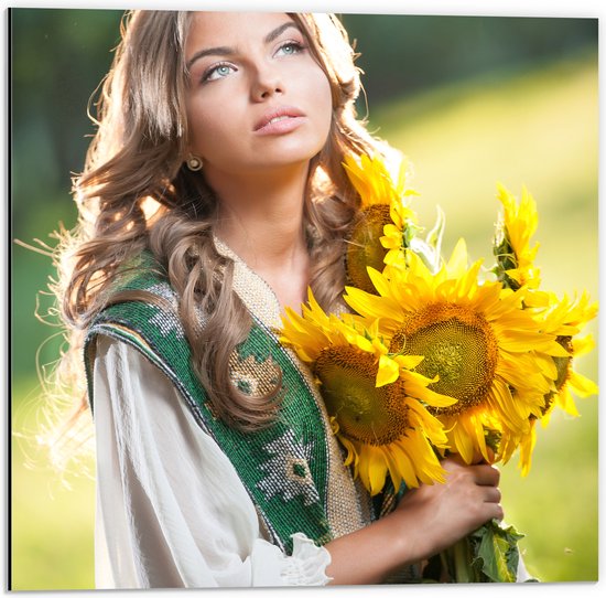 Dibond - Vrouw met Felblauwe Ogen met Zonnebloemen in de Hand in het Veld - 50x50 cm Foto op Aluminium (Wanddecoratie van metaal)