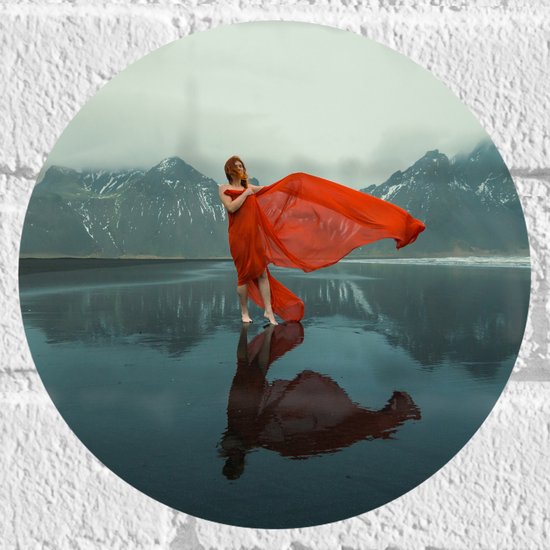 Muursticker Cirkel - Vrouw in Sierlijk Rode Jurk Dansend op het IJs in Berglandschap - 20x20 cm Foto op Muursticker