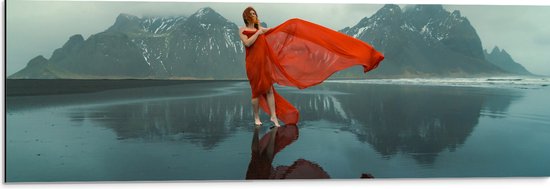 Dibond - Vrouw in Sierlijk Rode Jurk Dansend op het IJs in Berglandschap - 90x30 cm Foto op Aluminium (Met Ophangsysteem)