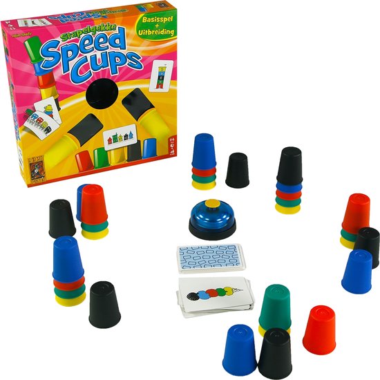 Een spelopstelling met de doos Stapelgekke Speed Cups, gekleurde bekers, een bel en kaarten.