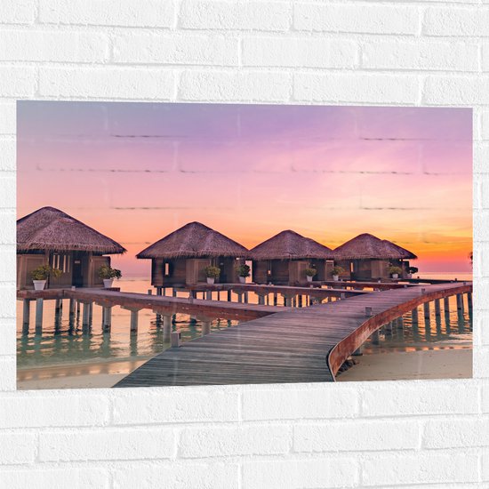 Muursticker - Vlonder naar Beach Resorts in Zee tijdens Zonsondergang - 90x60 cm Foto op Muursticker