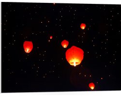 PVC Schuimplaat - Brandende Lampionnen Vliegend naar Sterrenhemel - 80x60 cm Foto op PVC Schuimplaat (Met Ophangsysteem)