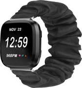 Textiel Smartwatch bandje - Geschikt voor Fitbit Versa / Versa 2 scrunchie bandje - zwart - Strap-it Horlogeband / Polsband / Armband