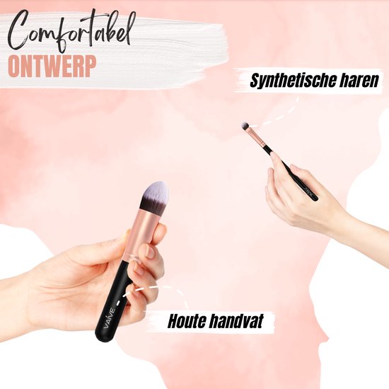 Handen die VAIVE make-upkwasten met houten handvat en synthetische haren vasthouden.