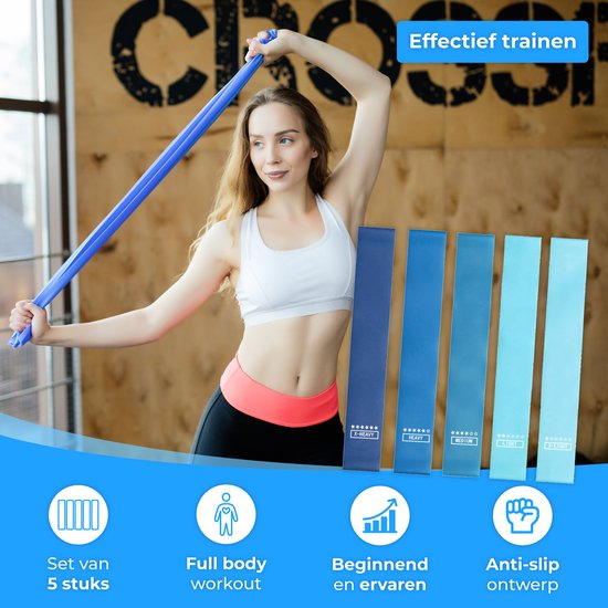 Vrouw in sportkleding houdt blauwe weerstandsband omhoog, met 5 banden op een rij.