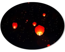 Dibond Ovaal - Brandende Lampionnen Vliegend naar Sterrenhemel - 40x30 cm Foto op Ovaal (Met Ophangsysteem)