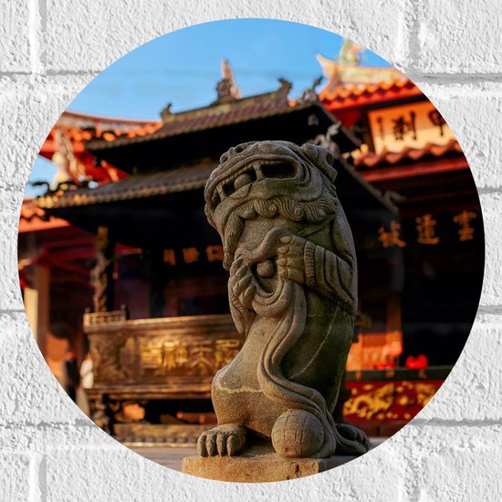 Muursticker Cirkel - Beeld van Draak bij Chinese Tempel - 30x30 cm Foto op Muursticker