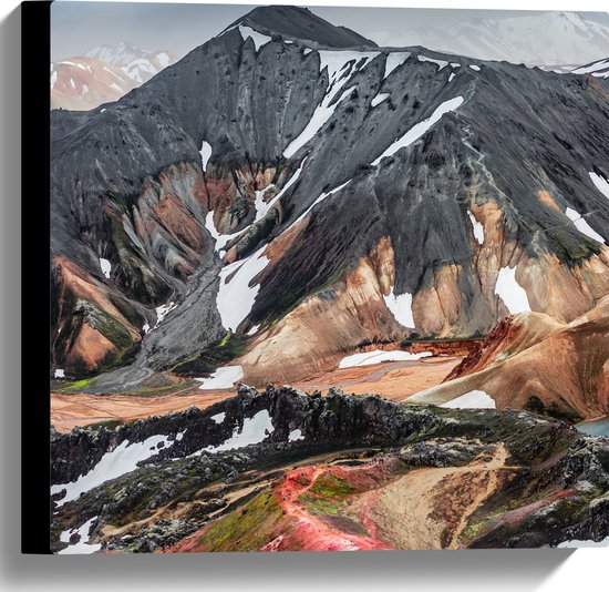 Canvas - Regenboog Tinten Bergen in Vulkaan Gebied - 40x40 cm Foto op Canvas Schilderij (Wanddecoratie op Canvas)