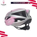 Roze fietshelm met zilveren accenten en ventilatie, 'PRO SPORT LIGHTS' logo.