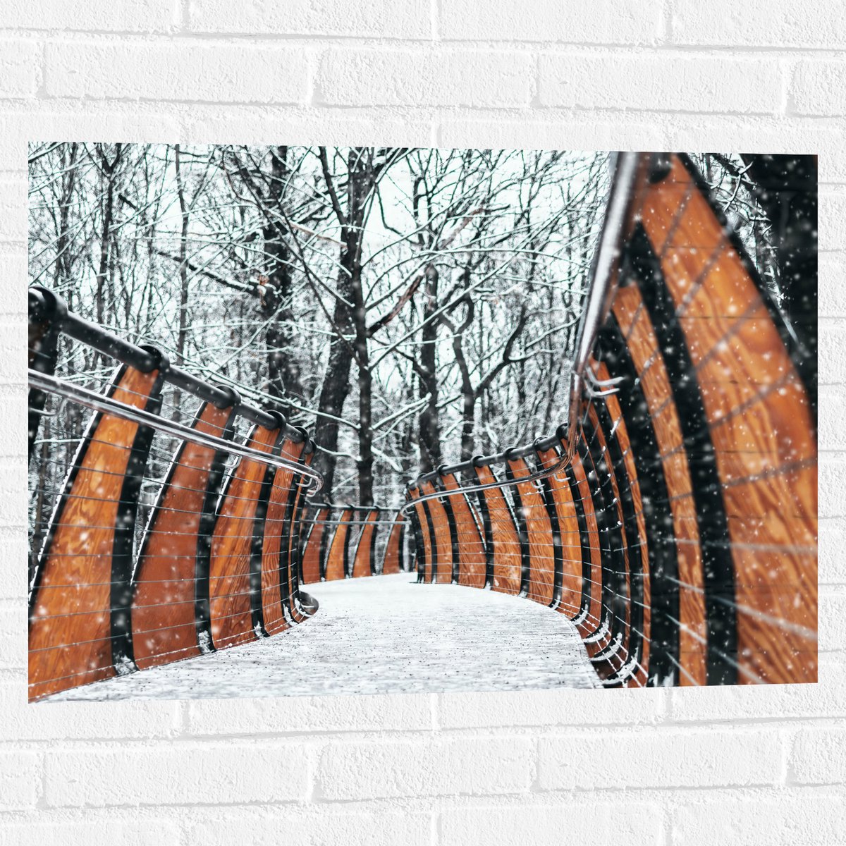 Muursticker - Hekwerk in Ondergesneeuwd Bos - 80x60 cm Foto op Muursticker
