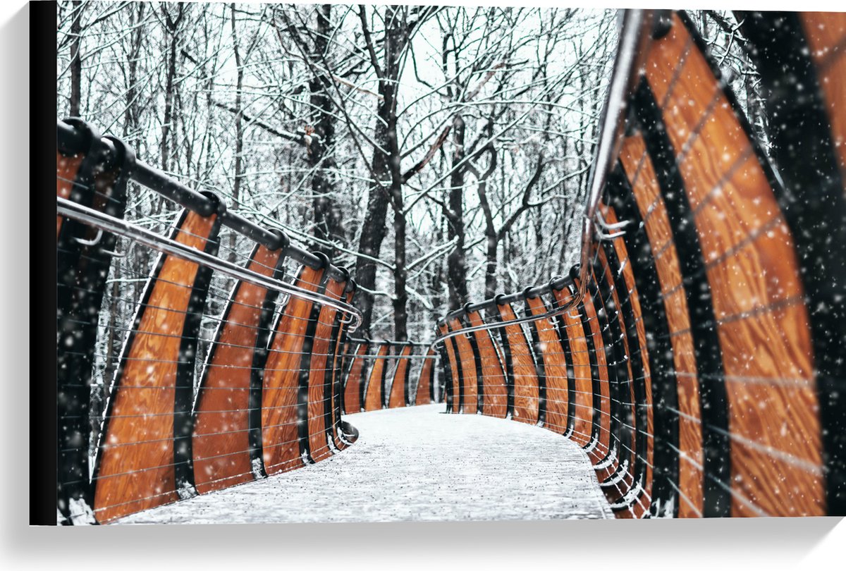 Canvas - Hekwerk in Ondergesneeuwd Bos - 60x40 cm Foto op Canvas Schilderij (Wanddecoratie